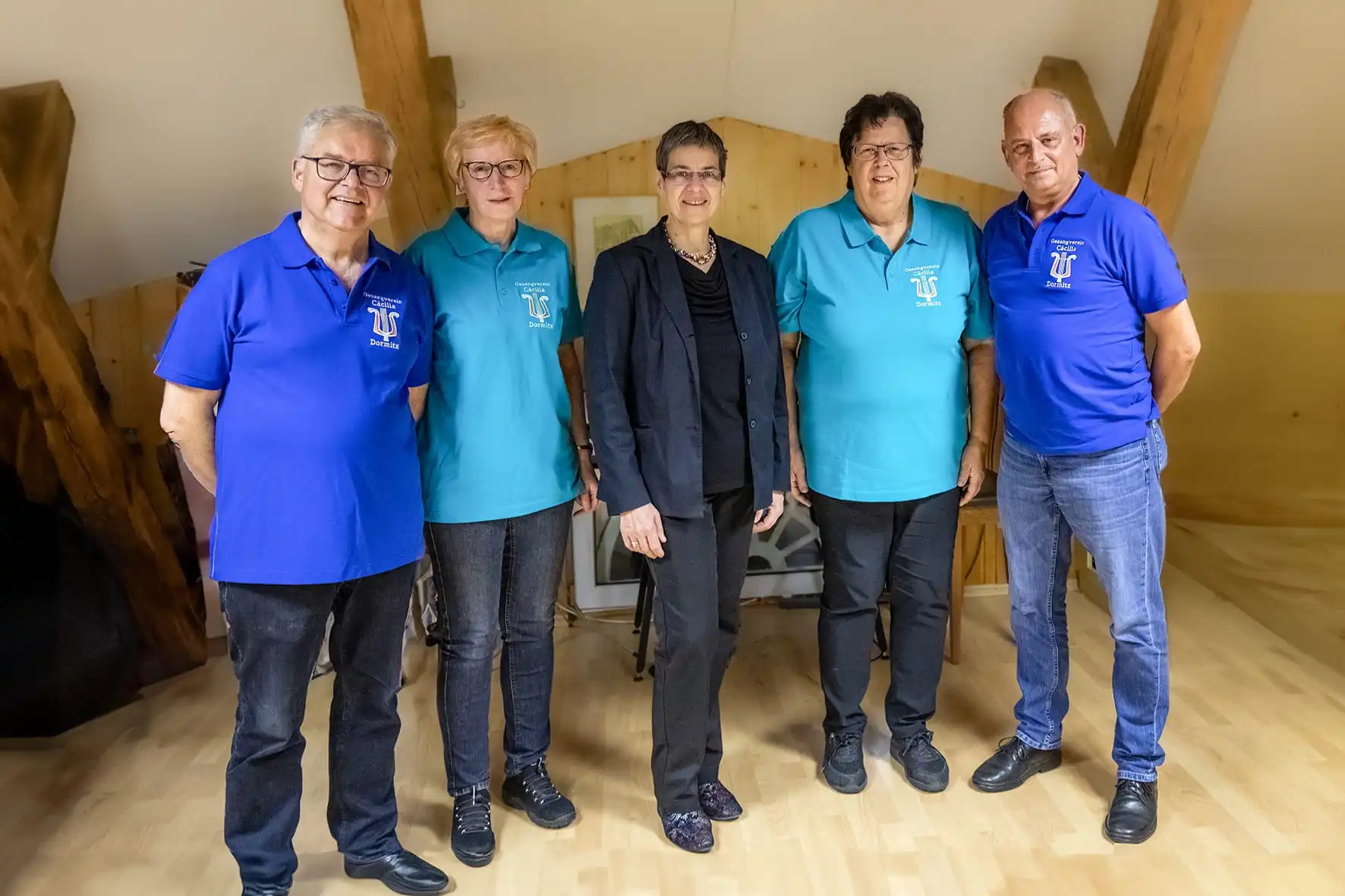 Comichaftes Bild von Fröhlichen singenden Menschen